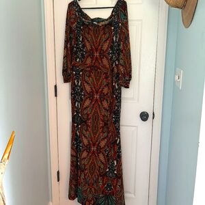 GEORGEOUS Cameo Long dress. Long Sleeve. Excellent condition. size Large